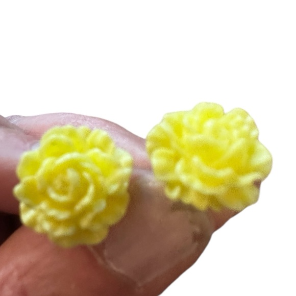 Adorable Vintage Yellow Floral Dainty Earrings Pierced - Picture 3 of 12